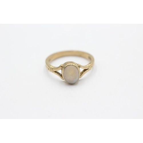 1061 - A 9ct gold opal split shoulders ring, size L½ - approx. gross weight 2.3 grams