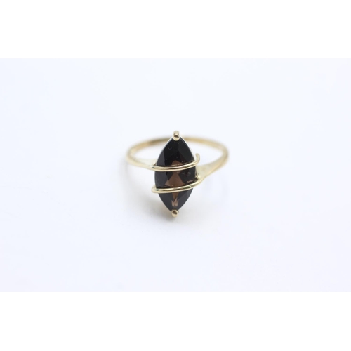 1063 - A 9ct gold smoky quartz statement ring, size N - approx. gross weight 2.5 grams