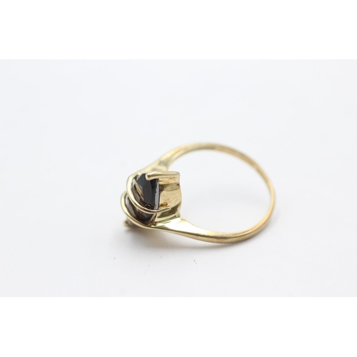 1063 - A 9ct gold smoky quartz statement ring, size N - approx. gross weight 2.5 grams