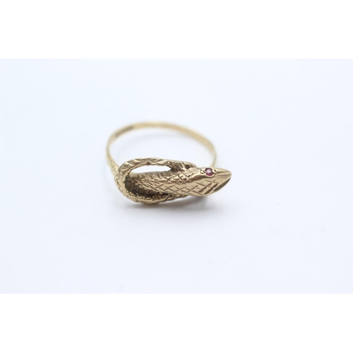 1068 - A 9ct gold garnet eyes snake ring, size Q - approx. gross weight 2.6 grams