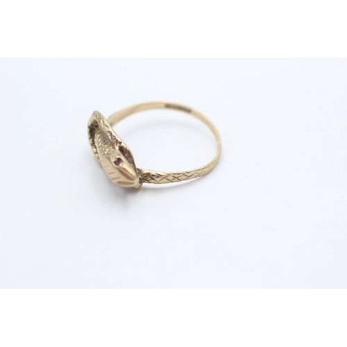 1068 - A 9ct gold garnet eyes snake ring, size Q - approx. gross weight 2.6 grams