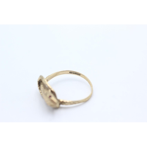 1068 - A 9ct gold garnet eyes snake ring, size Q - approx. gross weight 2.6 grams