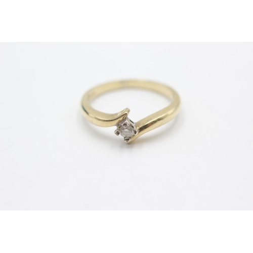 1075 - A 9ct gold diamond solitaire twist setting ring, size P - approx. gross weight 2.8 grams