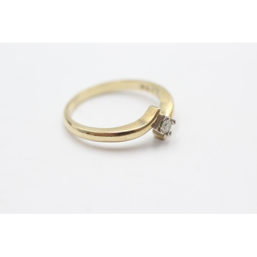 1075 - A 9ct gold diamond solitaire twist setting ring, size P - approx. gross weight 2.8 grams