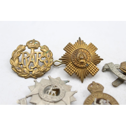 1178 - Ten military cap badges