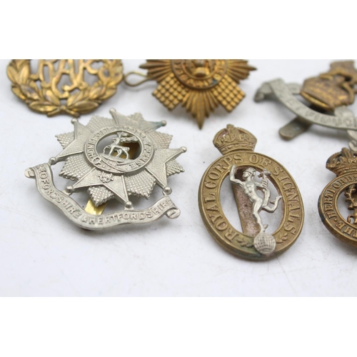 1178 - Ten military cap badges