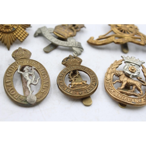 1178 - Ten military cap badges