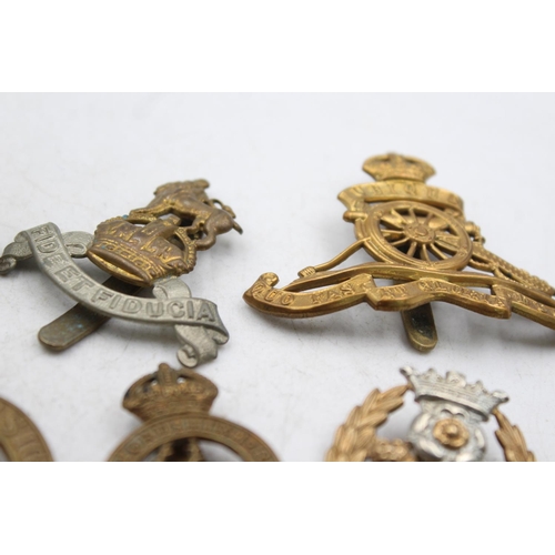 1178 - Ten military cap badges