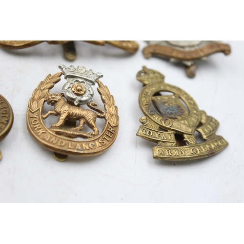 1178 - Ten military cap badges