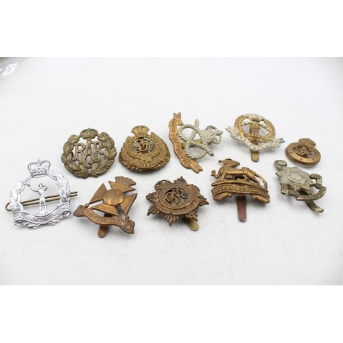 1195 - Ten military cap badges