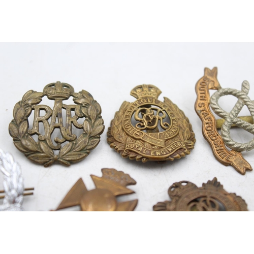 1195 - Ten military cap badges