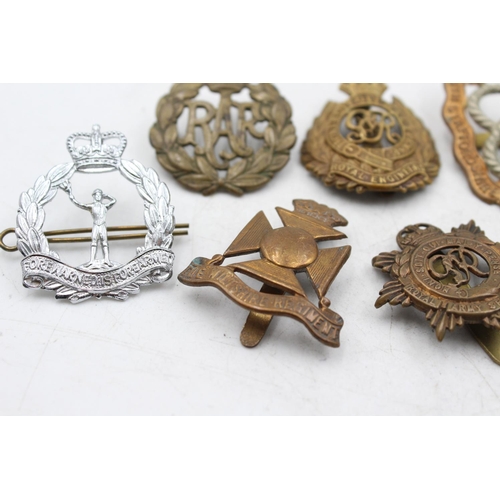 1195 - Ten military cap badges