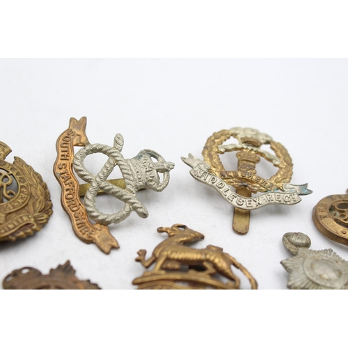 1195 - Ten military cap badges