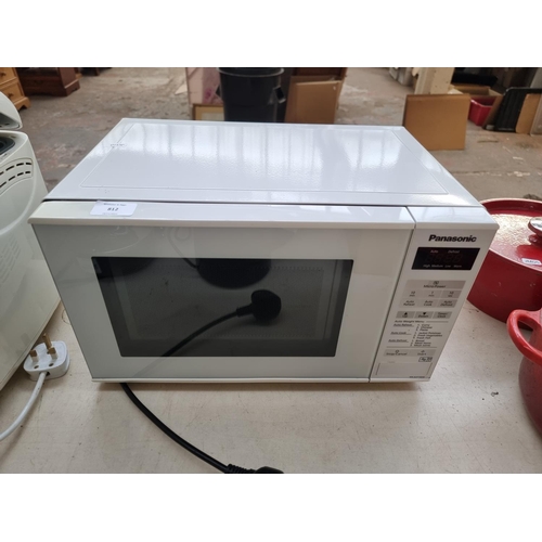 812 - A Panasonic NN-E271WM 800w microwave oven