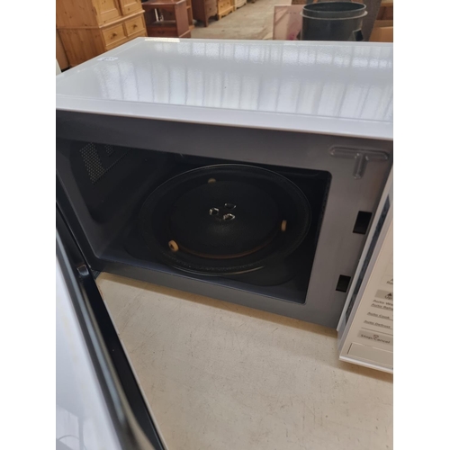 812 - A Panasonic NN-E271WM 800w microwave oven