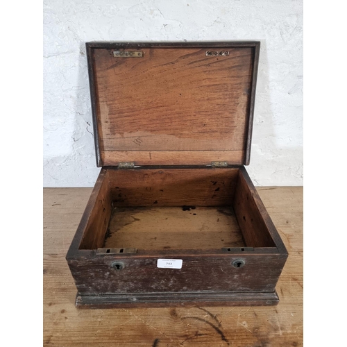 520 - An early 20th century oak box - approx. 15cm high x 36cm wide x 27cm deep