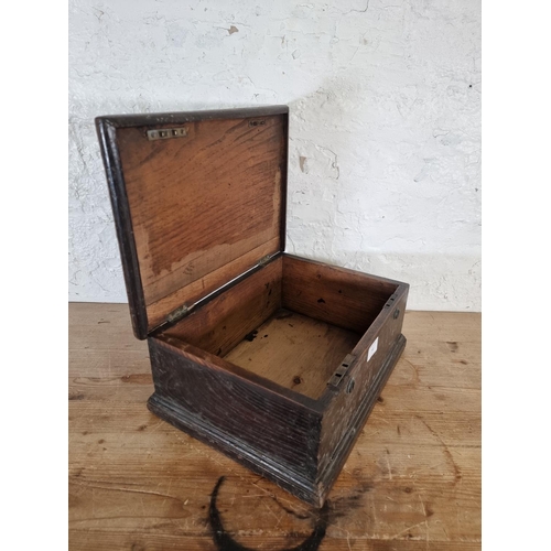 520 - An early 20th century oak box - approx. 15cm high x 36cm wide x 27cm deep