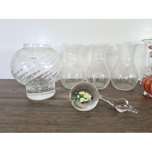 263 - Ten pieces of glassware to include Daniel Salazar Lundberg Studios paperweight etc.