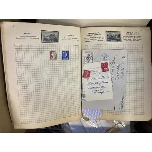 842 - A box containing a collection of world stamps