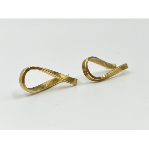 1079 - A pair of 9ct gold twisted earrings - approx. gross weight 1.39 grams