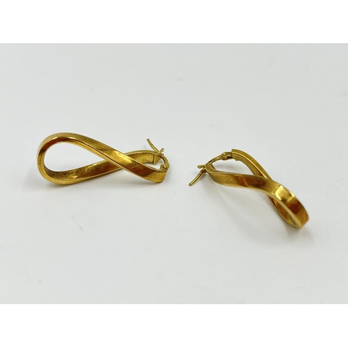 1079 - A pair of 9ct gold twisted earrings - approx. gross weight 1.39 grams