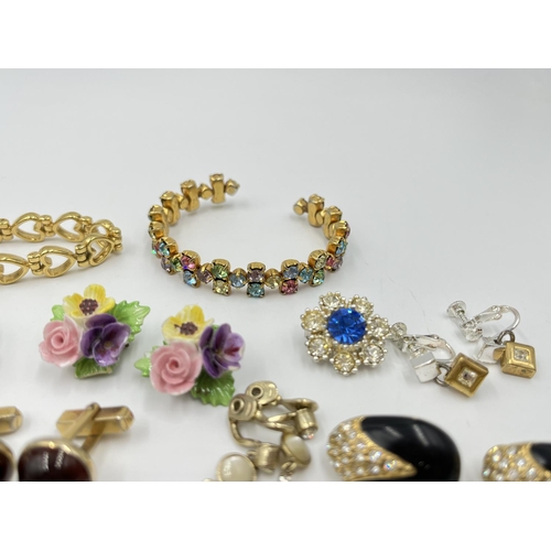 1095 - A collection of vintage costume jewellery