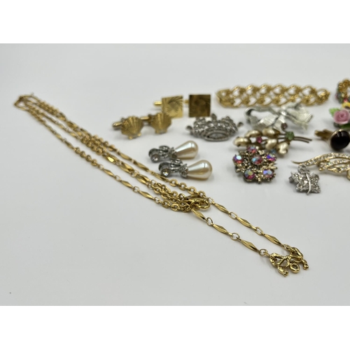 1095 - A collection of vintage costume jewellery