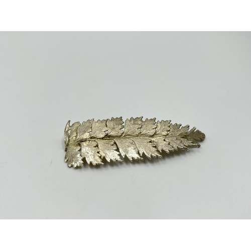 1096 - Two items, one white metal Grecian leaf hair vine and one white metal leaf brooch