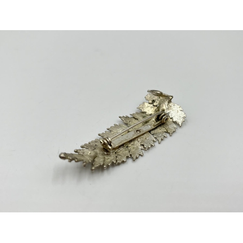 1096 - Two items, one white metal Grecian leaf hair vine and one white metal leaf brooch