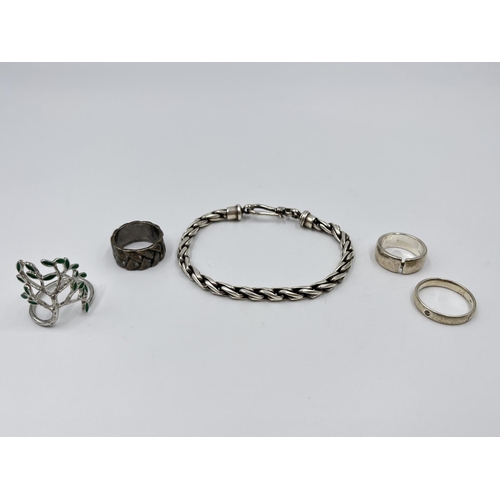 1099 - Five pieces of jewellery, two 925 silver dress rings, one 925 silver 20cm bracelet and two white met... 