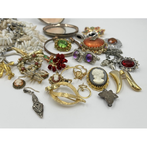 1102 - A collection of costume jewellery