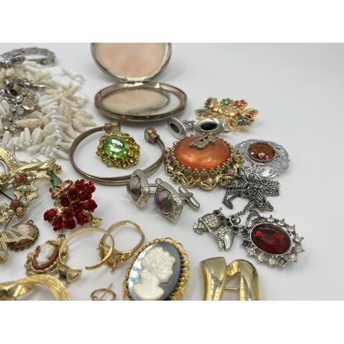 1102 - A collection of costume jewellery