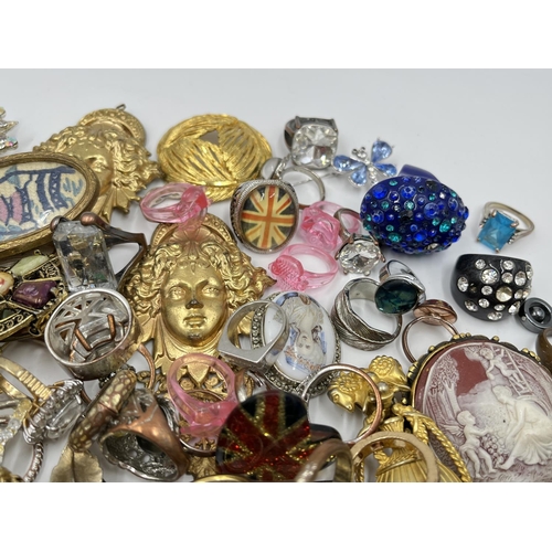 1122 - A collection of costume jewellery