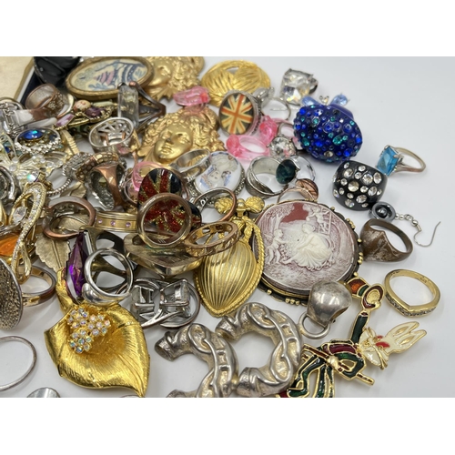 1122 - A collection of costume jewellery