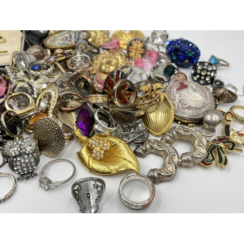 1122 - A collection of costume jewellery