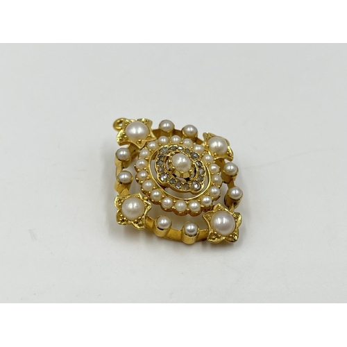 1123 - A 19th century yellow metal diamond and seed pearl brooch/pendant - approx. gross weight 7.6 grams a... 