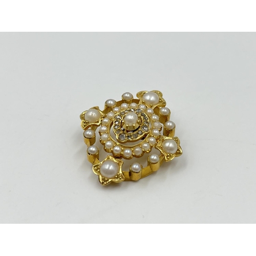 1123 - A 19th century yellow metal diamond and seed pearl brooch/pendant - approx. gross weight 7.6 grams a... 