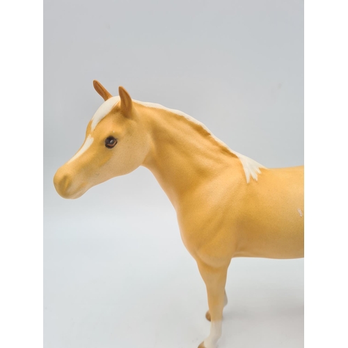 198 - A Beswick matte palomino horse figurine - approx. 19cm high x 23cm long