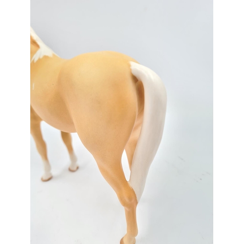 198 - A Beswick matte palomino horse figurine - approx. 19cm high x 23cm long