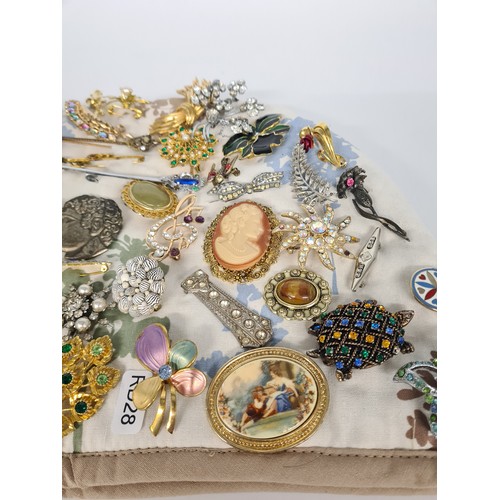 382 - Approx. 50 vintage brooches