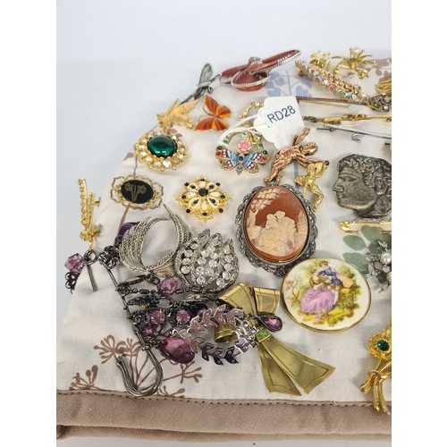 382 - Approx. 50 vintage brooches