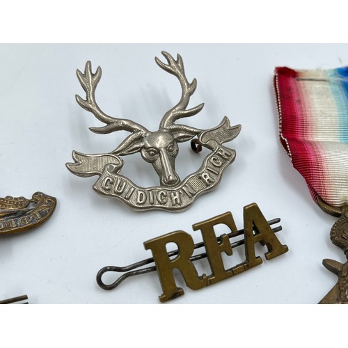 1181 - Five pieces of militaria, four cap badges and one 1914-15 Star presented to 3451 Gnr. J. McGrath R.F... 