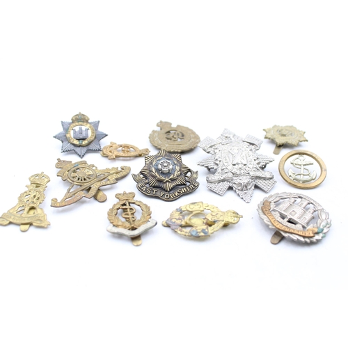 1159D - A collection of vintage military cap badges to include Labour Corps, R.A, Glasgow Highlanders etc.