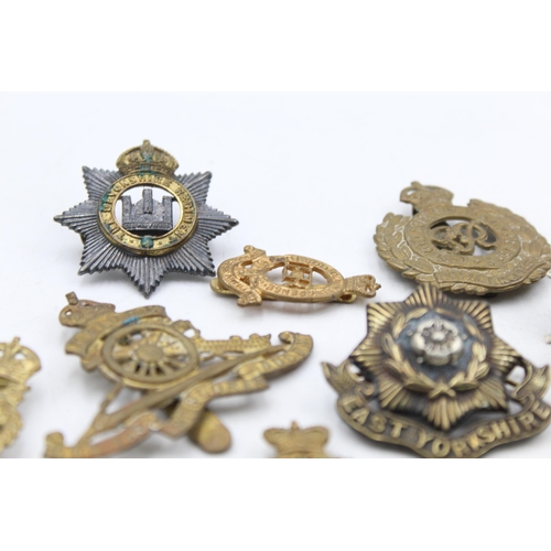 1159D - A collection of vintage military cap badges to include Labour Corps, R.A, Glasgow Highlanders etc.