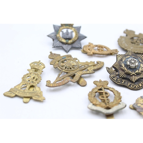 1159D - A collection of vintage military cap badges to include Labour Corps, R.A, Glasgow Highlanders etc.