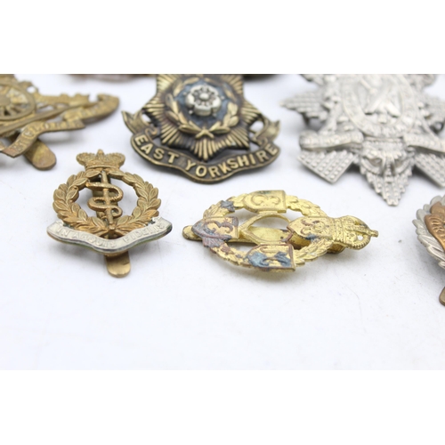 1159D - A collection of vintage military cap badges to include Labour Corps, R.A, Glasgow Highlanders etc.