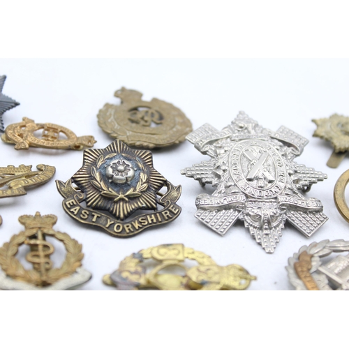 1159D - A collection of vintage military cap badges to include Labour Corps, R.A, Glasgow Highlanders etc.