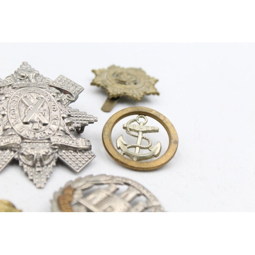 1159D - A collection of vintage military cap badges to include Labour Corps, R.A, Glasgow Highlanders etc.