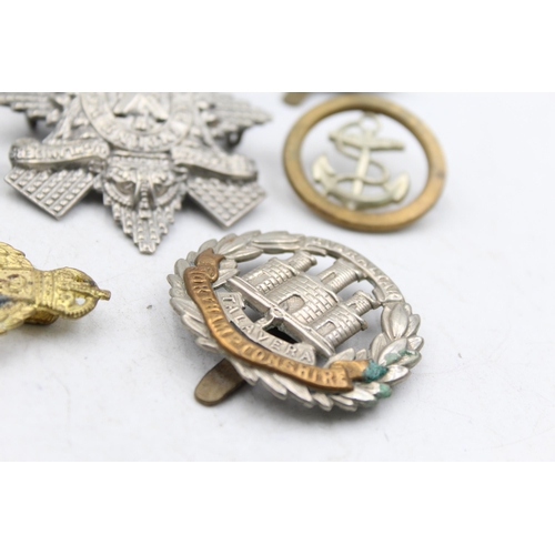 1159D - A collection of vintage military cap badges to include Labour Corps, R.A, Glasgow Highlanders etc.