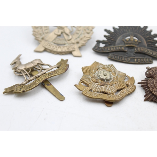 1159E - A collection of vintage military cap badges to include London, Scottish, K.R.R.C etc.